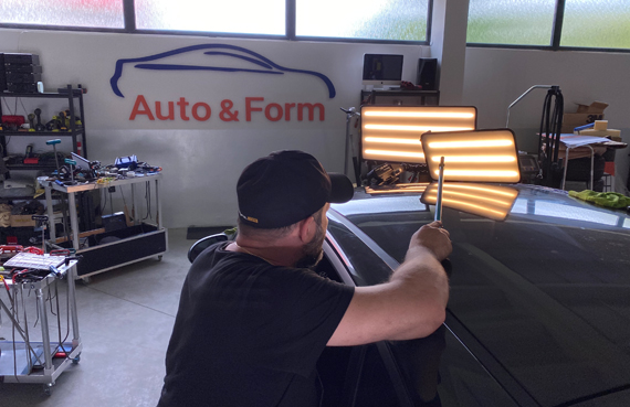 Sebastian Ćwieńczek usuwa wgniecenia metodą PDR